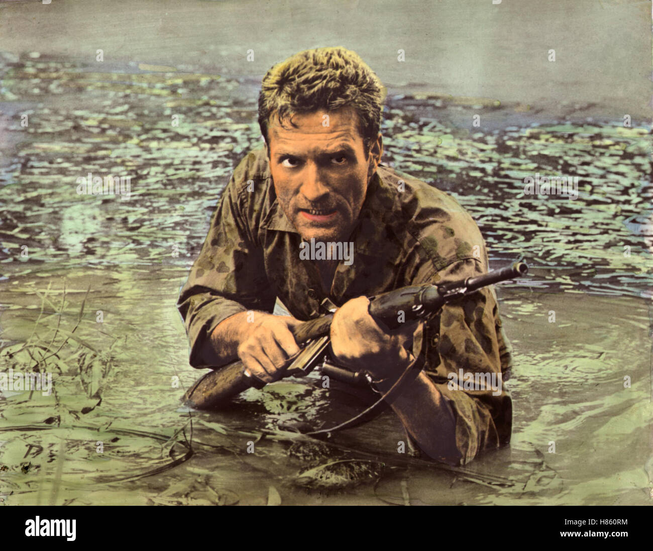 Verrat in der Bucht, (AMBUSH BAY) USA 1966, Regie: Ron Winston, HUGH O'BRIEN, Stichwort: Gewehr, Militär Stockfoto