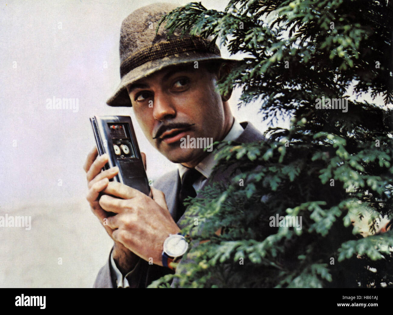 Inspektor Clouseau, (Inspektor CLOUSEAU) GB 1967, Regie: Bud Yorkin, ALAN ARKIN, Stichwort: Funkgerät, Versteck Stockfoto