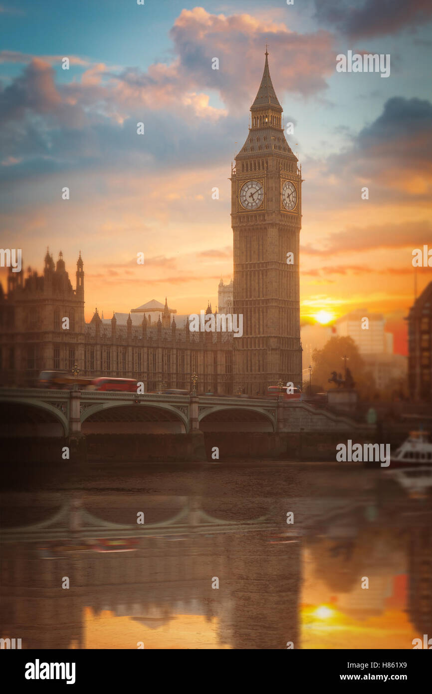 Big Ben bei Sonnenuntergang. Blick auf die Themse. London, England Stockfoto