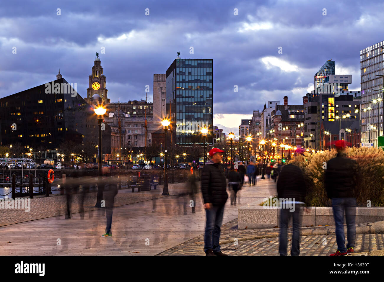 Ein Blick auf Liverpool Waterfront Gebäude in der Nacht. Stockfoto