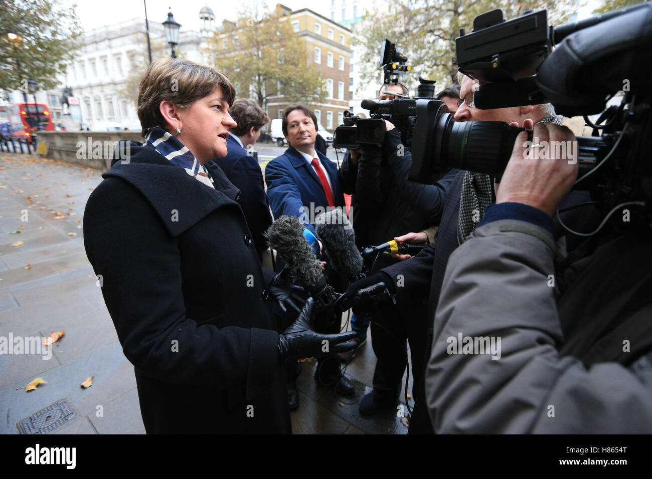 Nordirland ersten Minister Arlene Foster im Gespräch mit den wartenden Medien außerhalb des Cabinet Office im Zentrum von London nach Teilnahme an ein interministerieller Ausschuss treffen mit autonomen Nationen, von Brexit Sekretär David Davis, über den Brexit-Prozess gehostet. Stockfoto