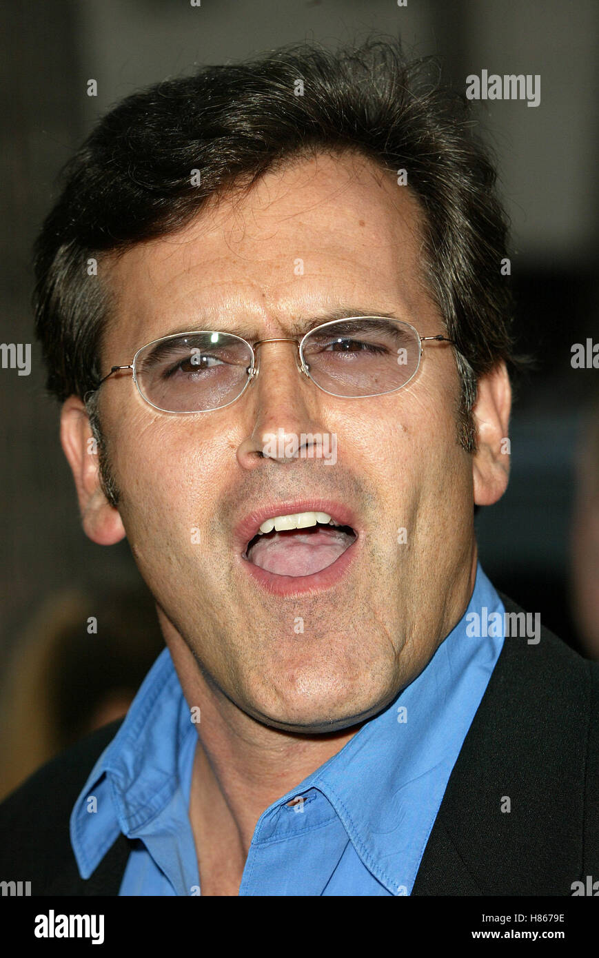 BRUCE CAMPBELL SERVING SARA WORLD PREMIERE BEVERLY HILLS LOS ANGELES USA 20. August 2002 Stockfoto