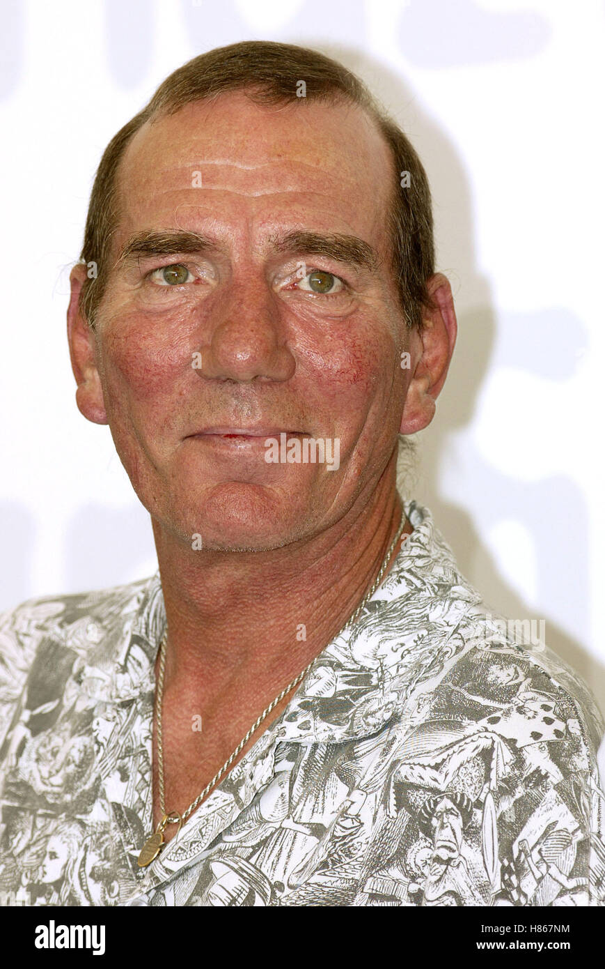 PETE POSTLETHWAITE zwischen fremden PHOTOCALL Venedig FILM FESTIVAL Venedig Italien 30. August 2002 Stockfoto