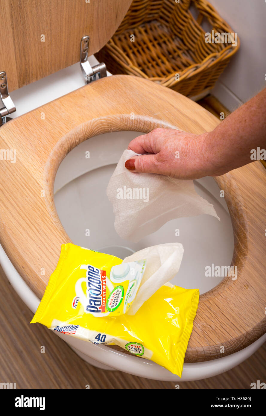 Feuchttücher verwendet, um die Toilette zu reinigen, bevor sie weg spülen Stockfoto