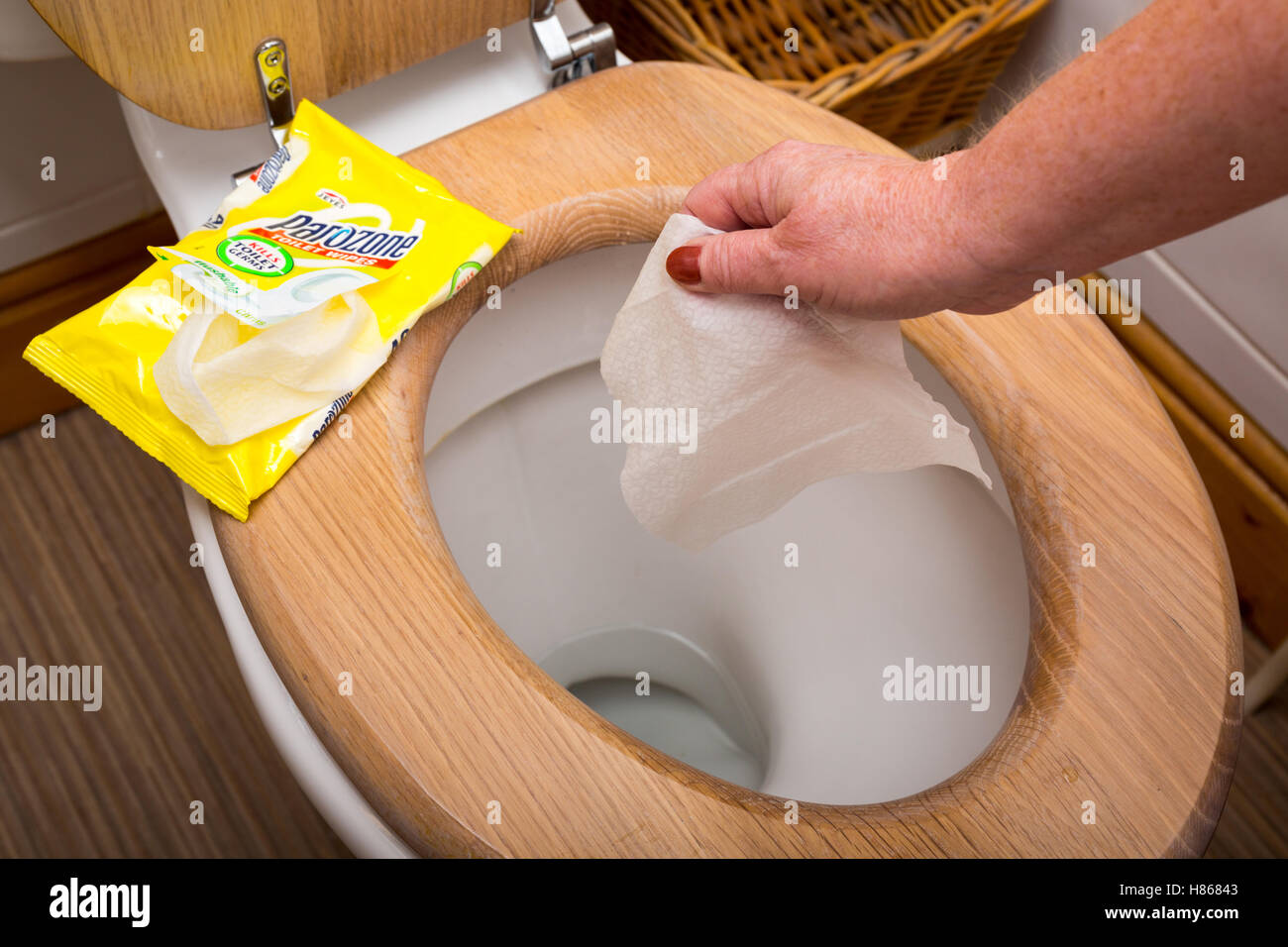 Feuchttücher verwendet, um die Toilette zu reinigen, bevor sie weg spülen Stockfoto