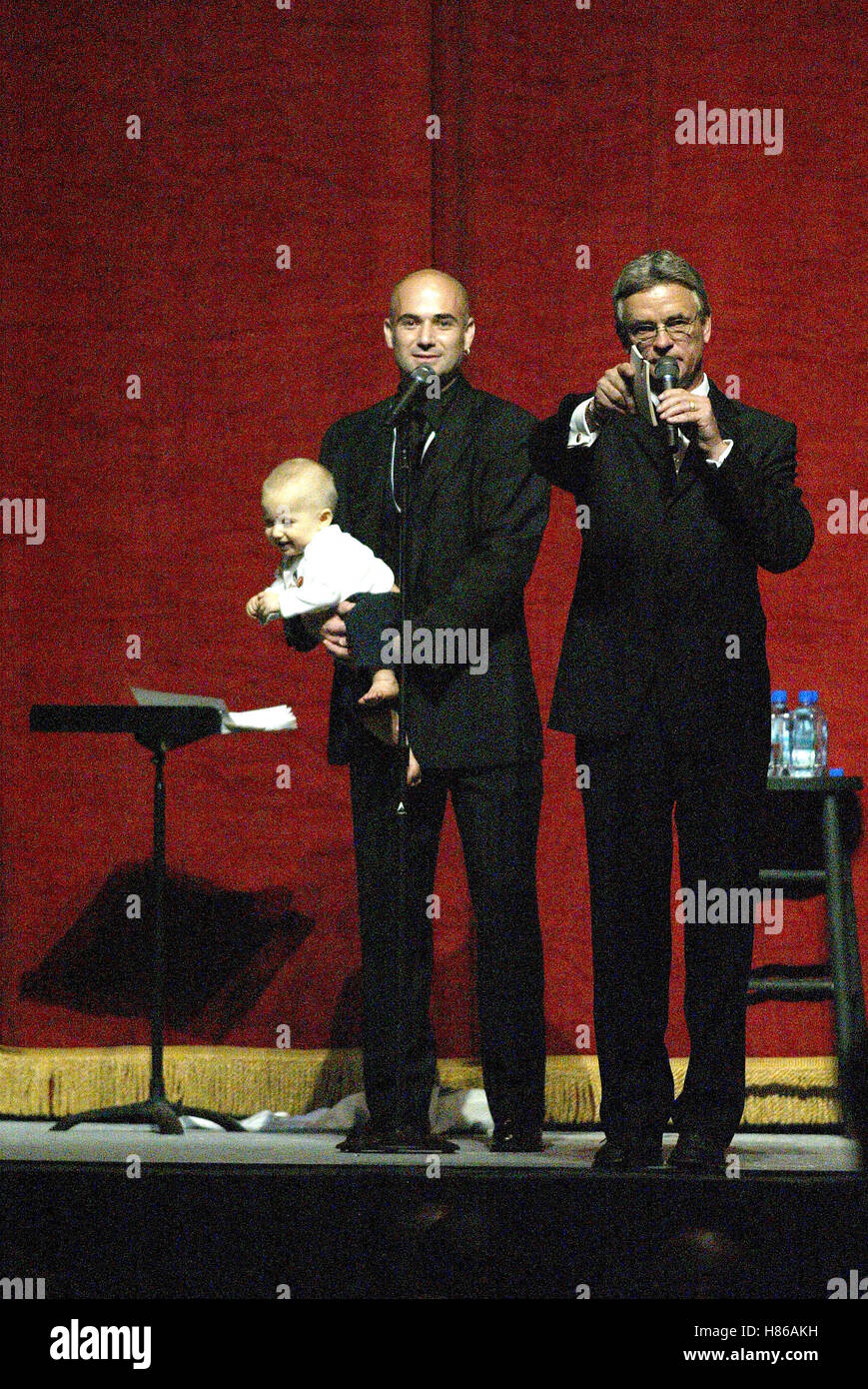 ANDRE AGASSI & JADEN GIL AGASSI 7. ANDRE AGASSI GRAND SLAM für Kinder PRE-SHOW MGM GRAND LAS VEGAS USA 28. September 2002 Stockfoto
