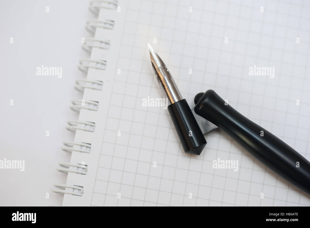 Notizblock und einen Stift für Kalligraphie auf dem Tisch Stockfoto