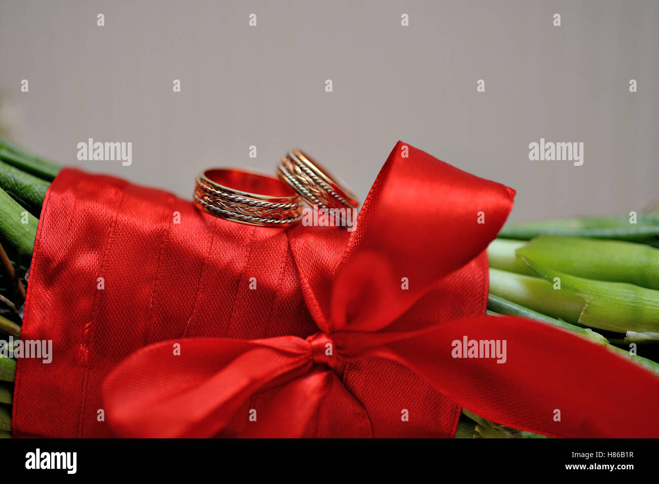 zwei goldene Ringe auf eine Braut Hochzeit bouquet Stockfoto