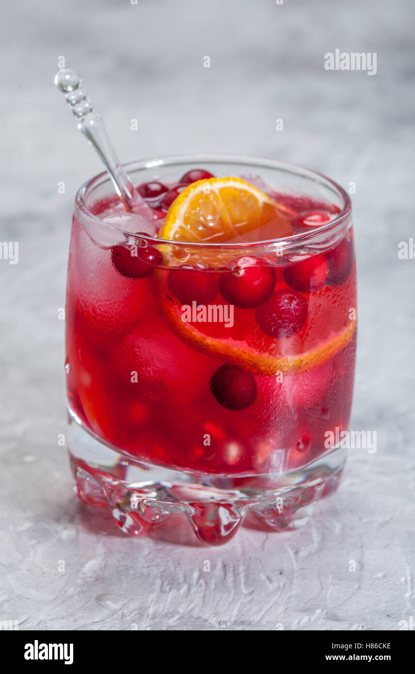 Cranberry-cocktail mit Eis und Minze Stockfoto