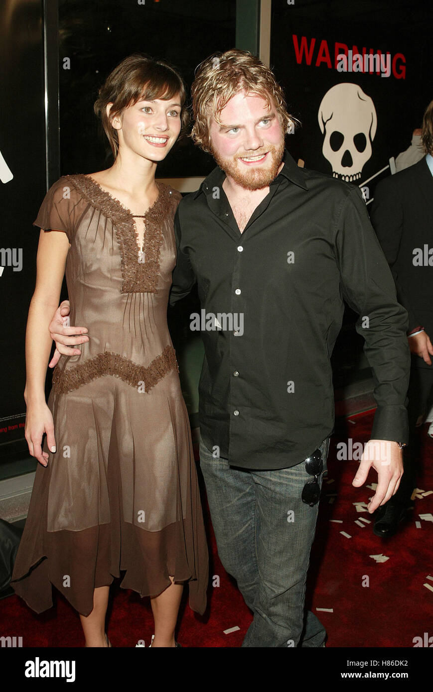 RYAN DUNN & Freundin JACKASS der MOVIE WORLD PREM CINERAMA DOME HOLLYWOOD LOS ANGELES USA 21. Oktober 2002 Stockfoto