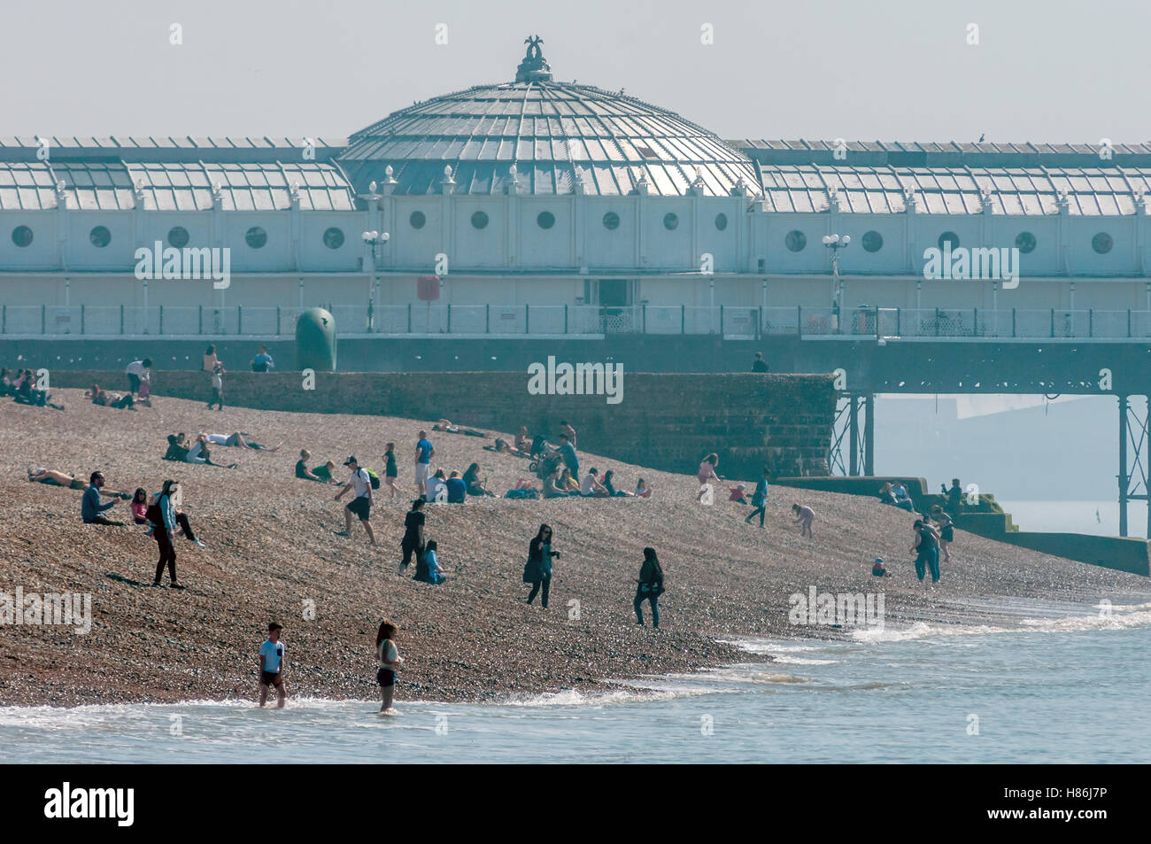 Menschen genießen das Frühlingswetter auf Brighton beach Stockfoto