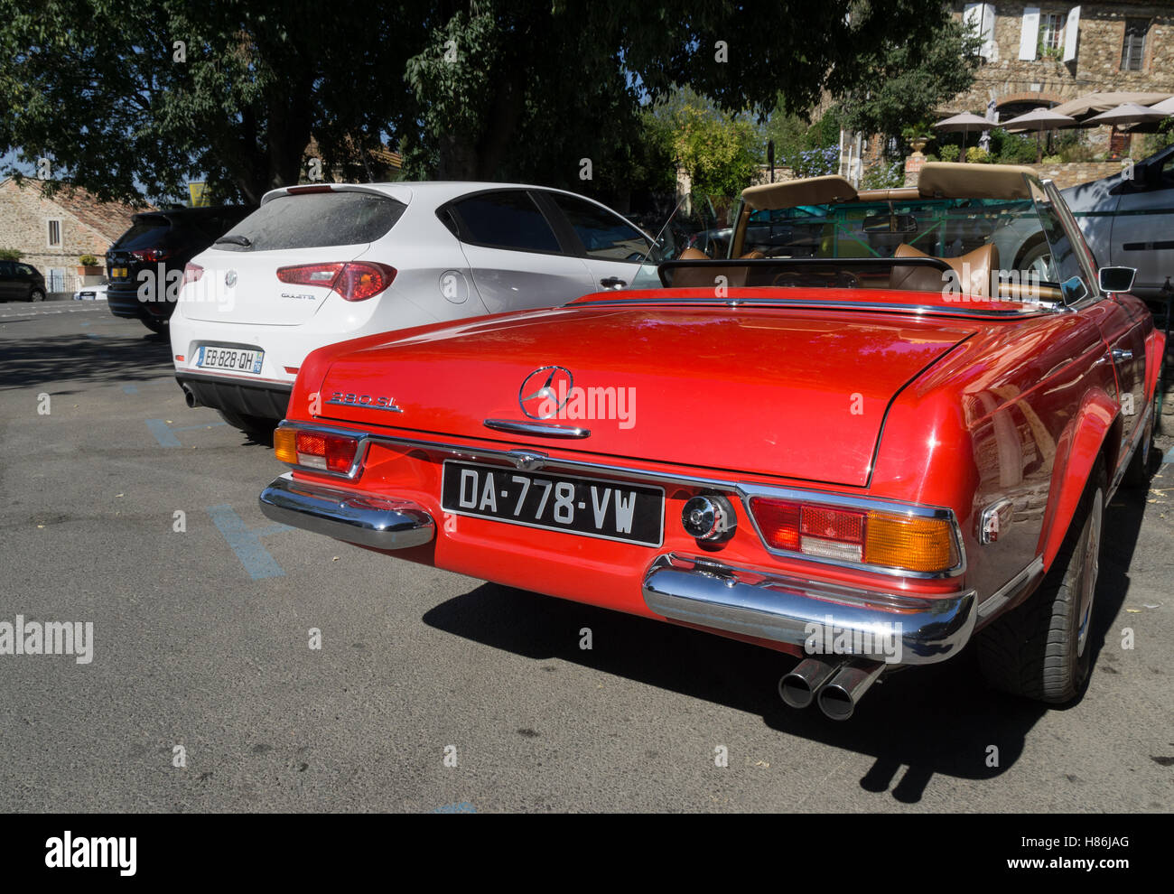 Mercedes-Benz W113 280 SL gesehen in das Dorf Grimaud, Var, Südfrankreich Stockfoto