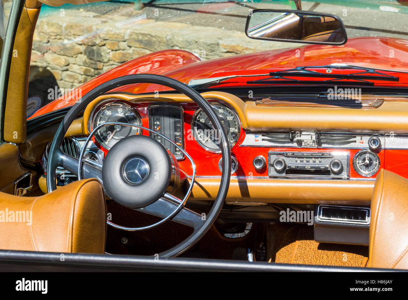 Mercedes-Benz W113 280 SL gesehen in das Dorf Grimaud, Var, Südfrankreich Stockfoto
