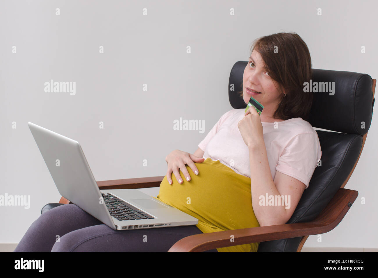 Schwangere Frau macht einen Kauf über das Internet Stockfoto Schwangere Frau macht einen Kauf über das Internet Stockfoto