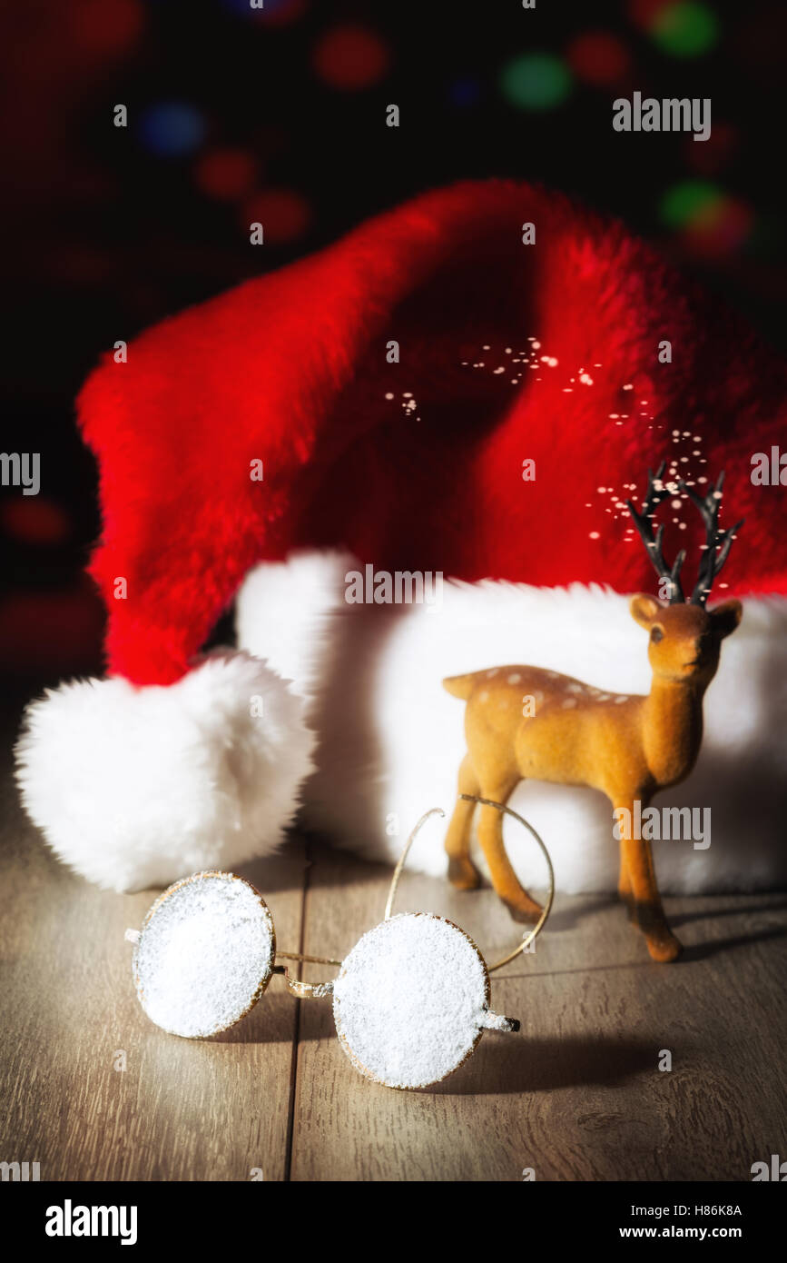 Santas Brille verschneiten mit Hut Stockfoto