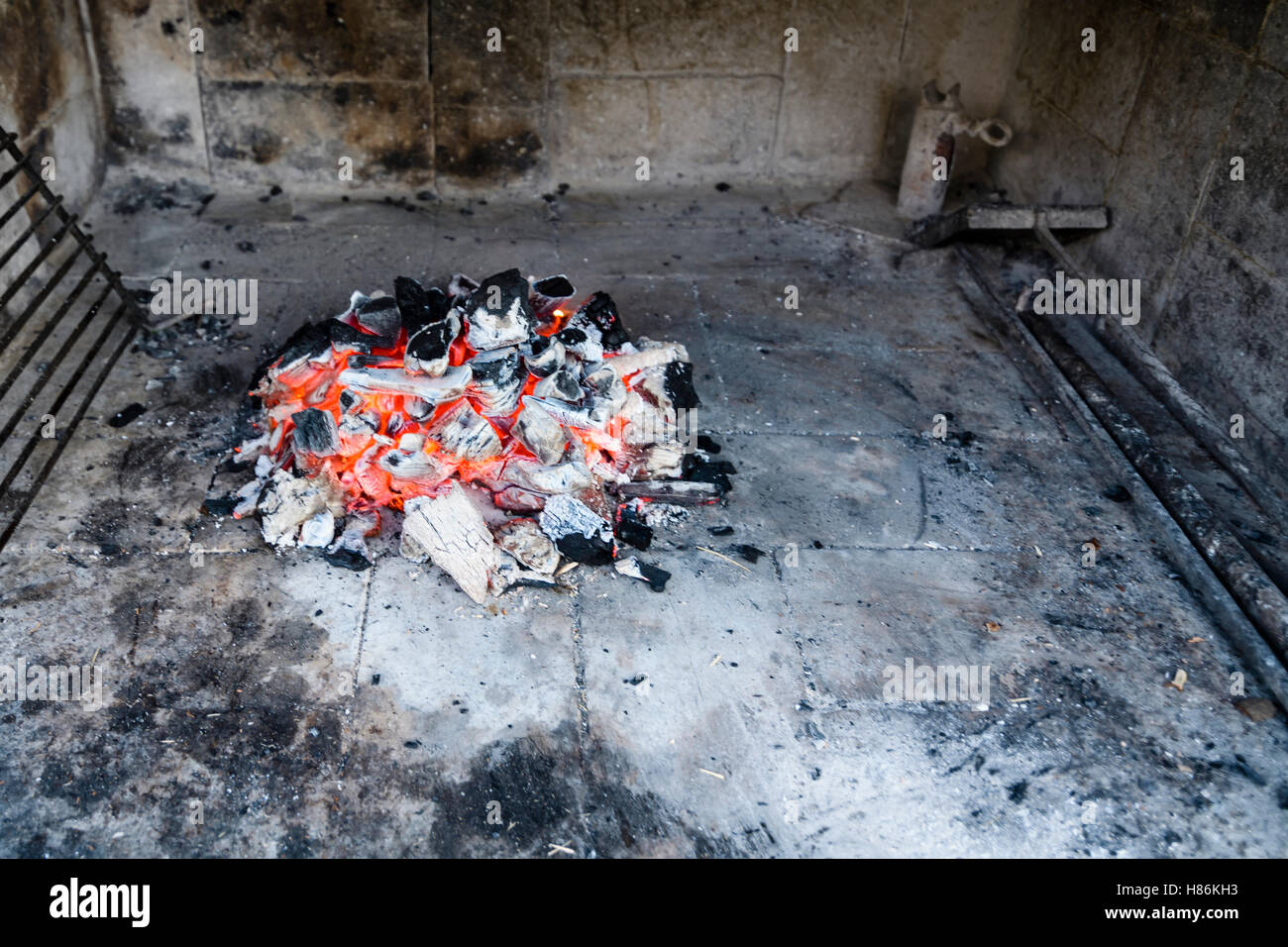 Heißen Grill traditionellen Eisen und glühende Holzkohle zum Kochen bereit Stockfoto