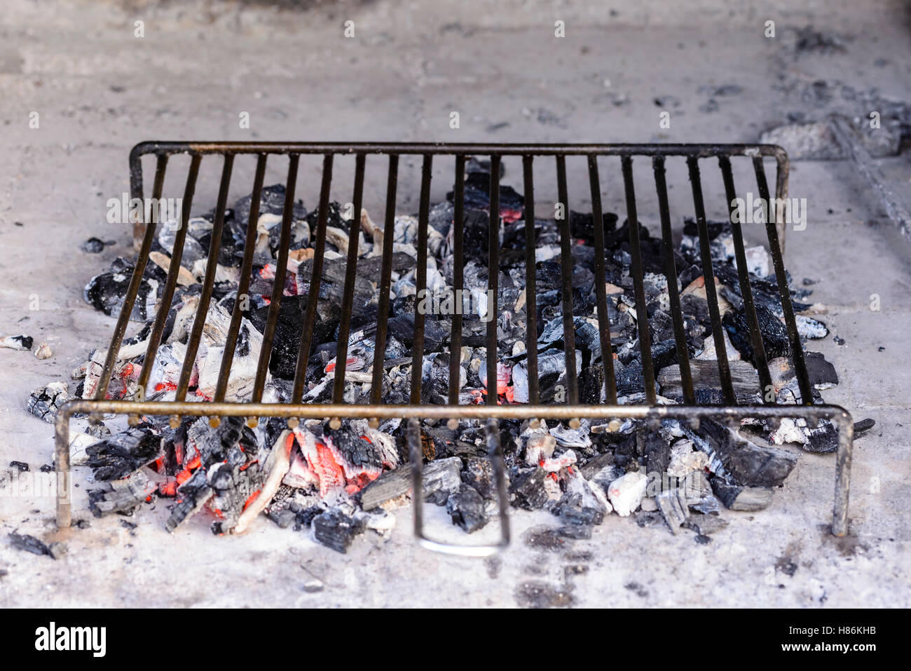 Heißen Grill traditionellen Eisen und glühende Holzkohle zum Kochen bereit Stockfoto