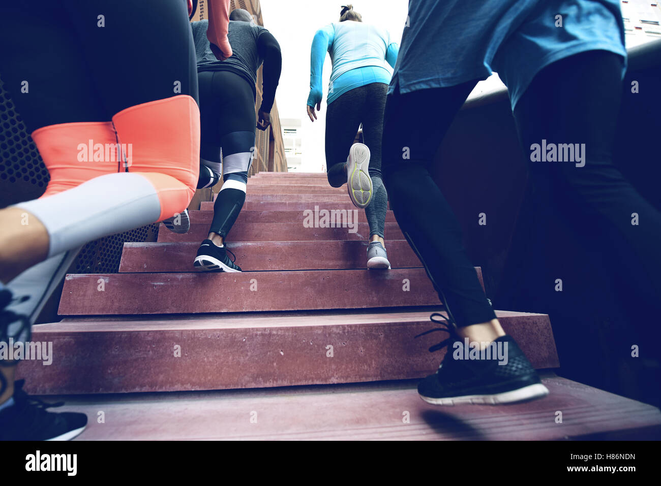 Nahaufnahme der mehrere Athleten laufen die Treppe hinauf und üben. Exemplar Stockfoto