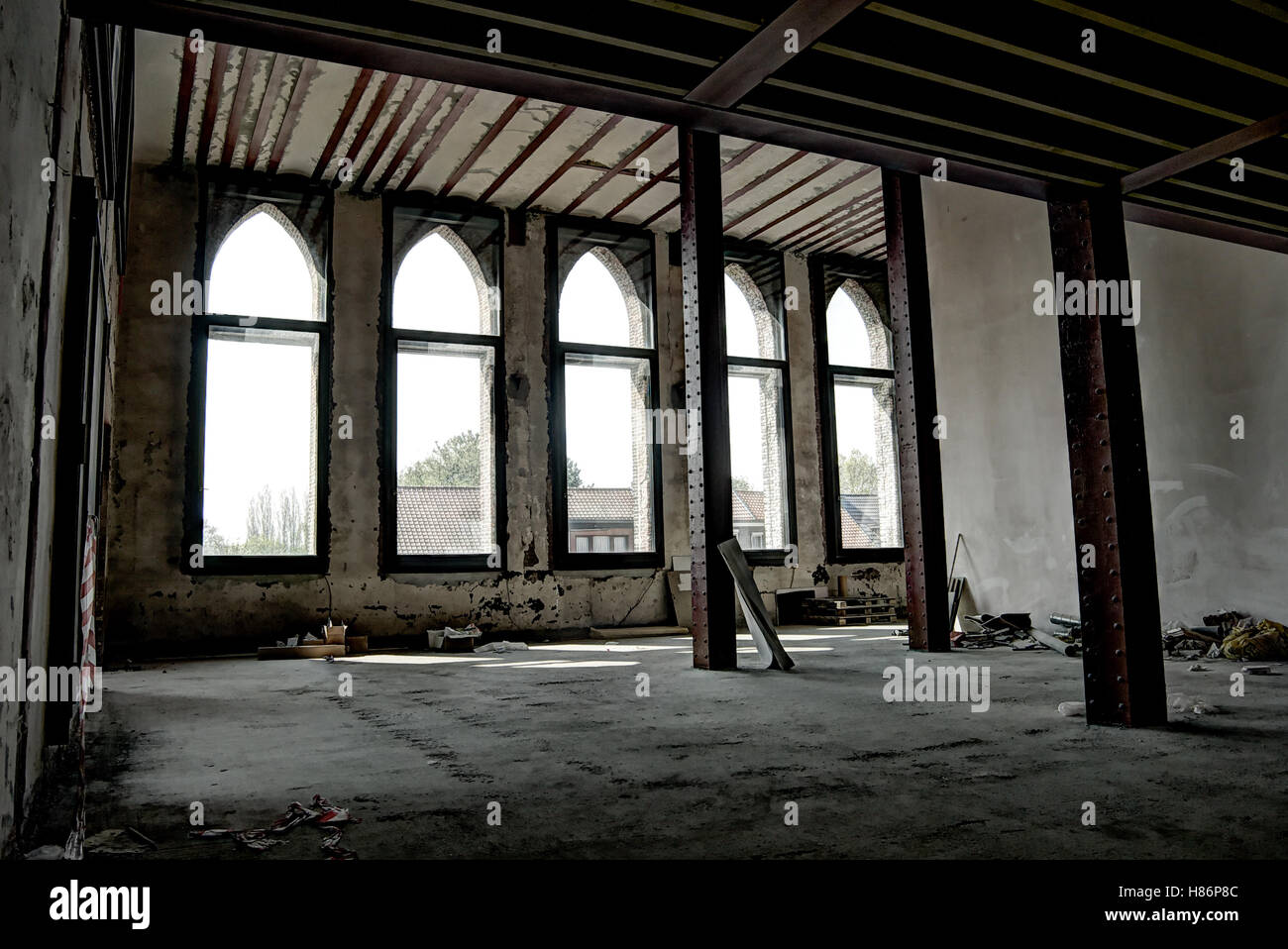 Ein Foto des Innenraums von einem alten verlassenen Industriegebäude. Stockfoto