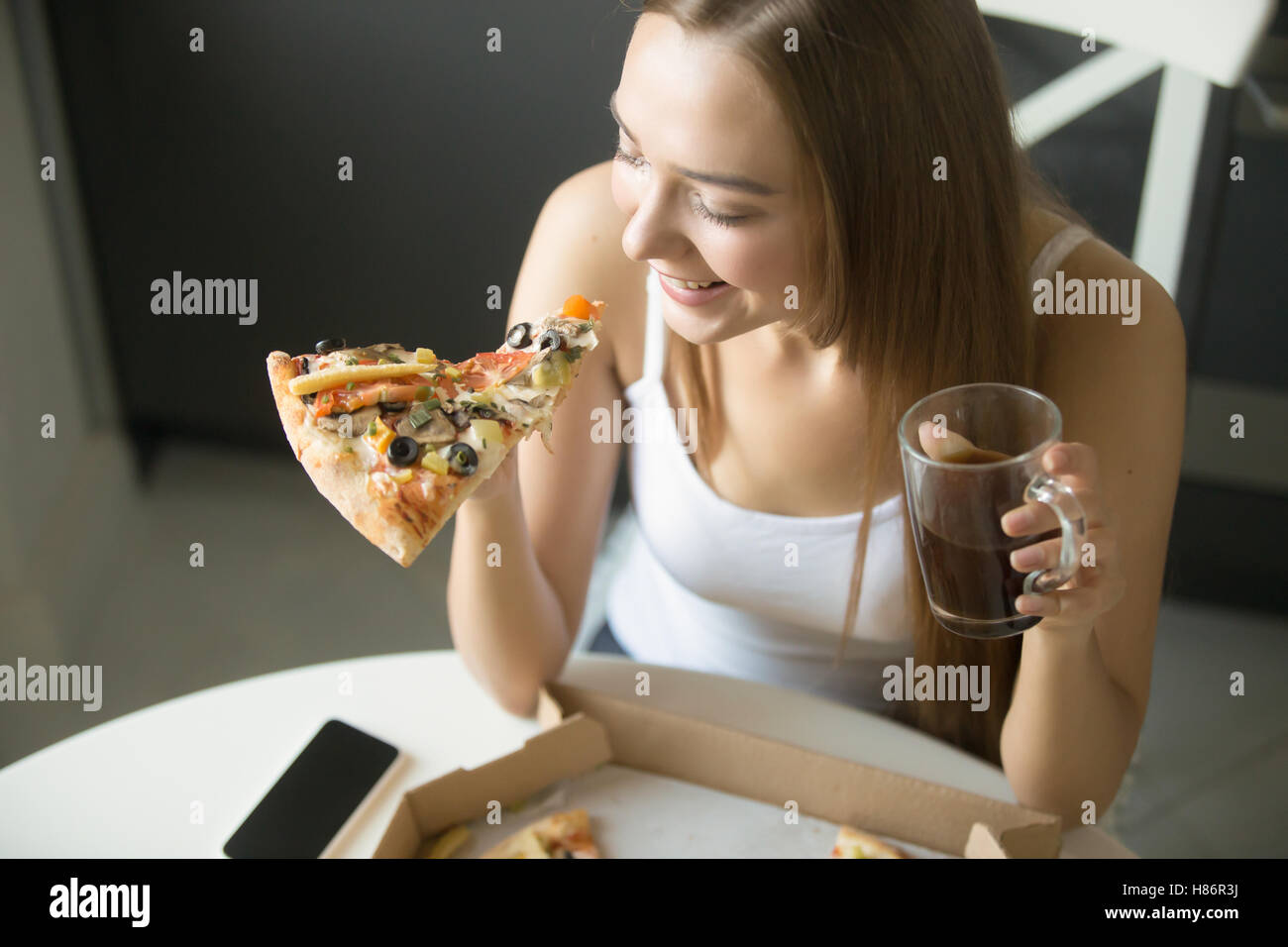 Lächelndes Mädchen mit ein Stück pizza Stockfoto