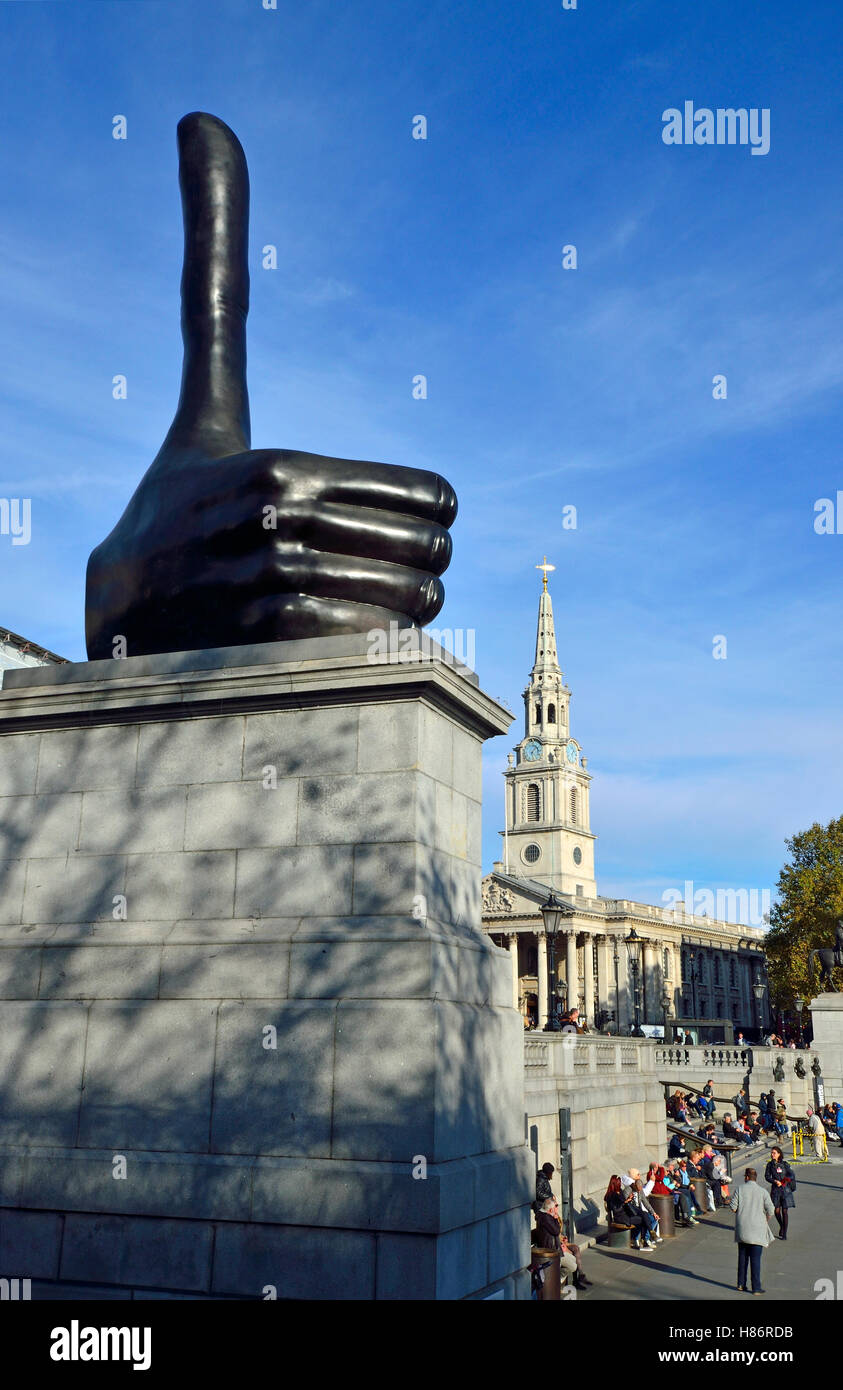 London, England, Vereinigtes Königreich. Trafalgar Square vierten Sockel: "Wirklich gut" (von David Shrigley) - 7m hohe Skulptur - Daumen hoch - 2016 Stockfoto