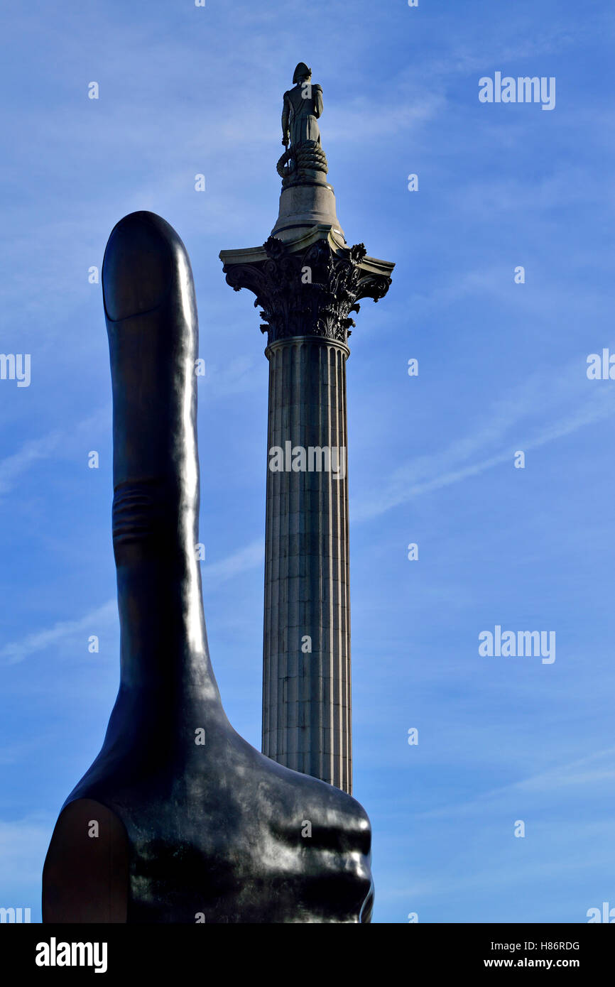 London, England, Vereinigtes Königreich. Trafalgar Square vierten Sockel: "Wirklich gut" (von David Shrigley) - 7m hohe Skulptur - Daumen hoch - 2016 Stockfoto