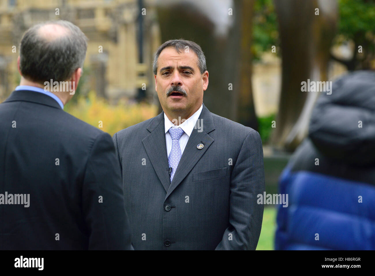 Thomas Galati - New York City Police Department Chief of Intelligence - interviewt am College Green, Westminster, Stockfoto