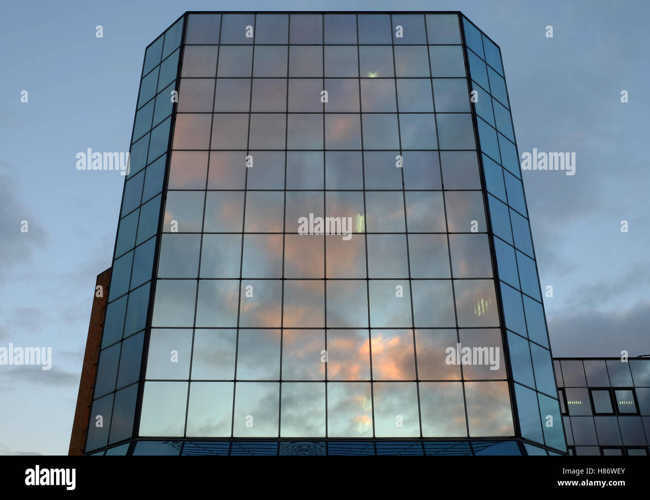 Reflexionen in einem gläsernen Bürogebäude Stockfoto