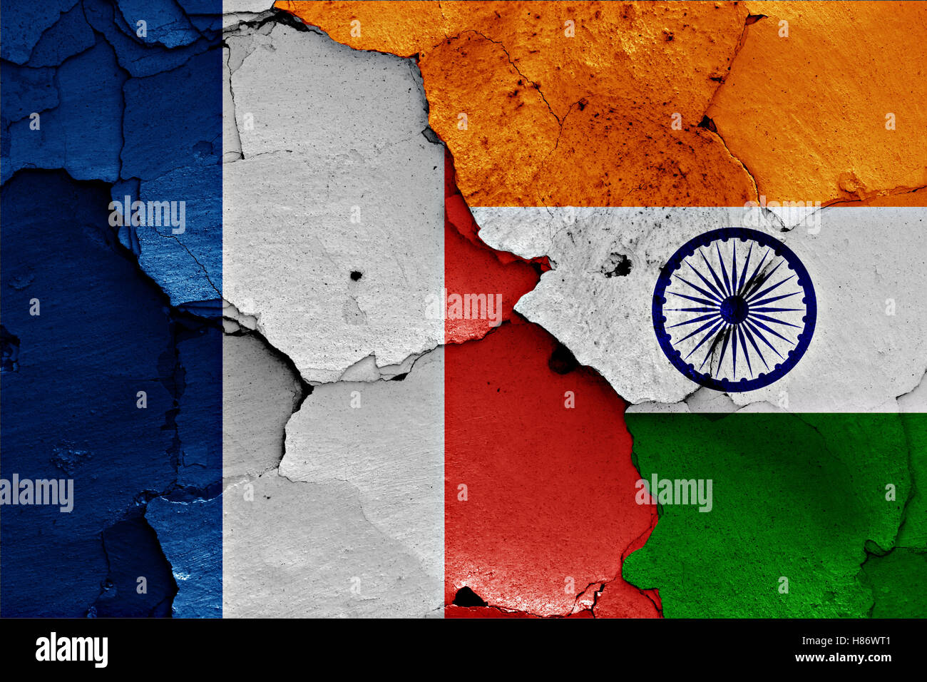 Flagge von Frankreich und Indien auf rissige Wand gemalt Stockfoto
