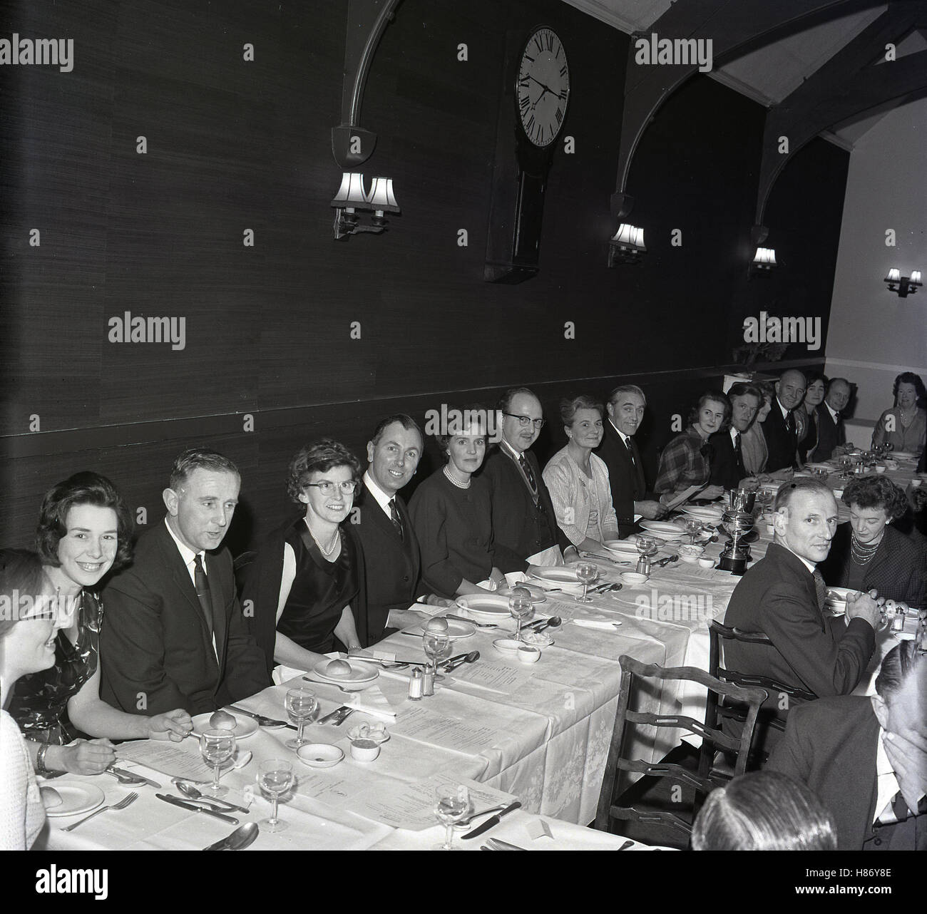 1960er-Jahren, historische, Tring, Hertfordshire, England, Tisch der Toastmasters Club Annual Dinner. Toastmasters helfen Menschen werden kompetent und komfortabel im Gespräch oder vor einem Publikum zu präsentieren. Stockfoto