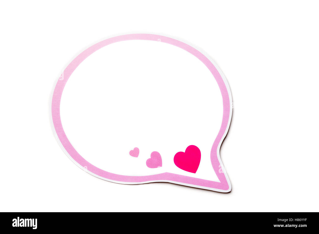 Runde Sprechblase mit rosa Herzen und Rahmen isoliert auf einem weißen Hintergrund. Textfreiraum Stockfoto