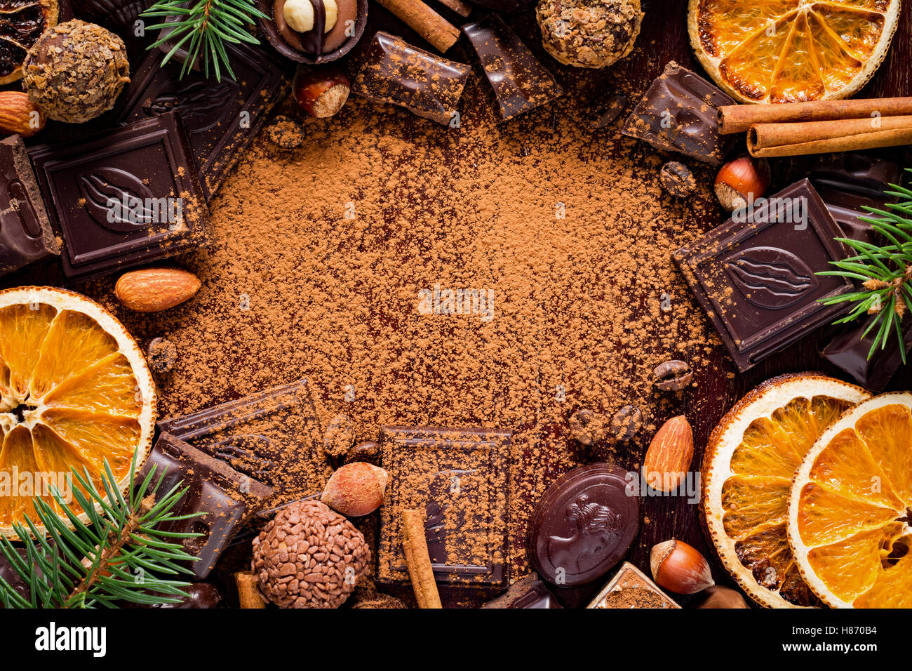 Weihnachten Hintergrund mit Süßigkeiten: Auswahl an Pralinen, Trüffel, Bonbons, Schokolade Rinden, Gewürzen und Nüssen mit dem leeren Raum Stockfoto
