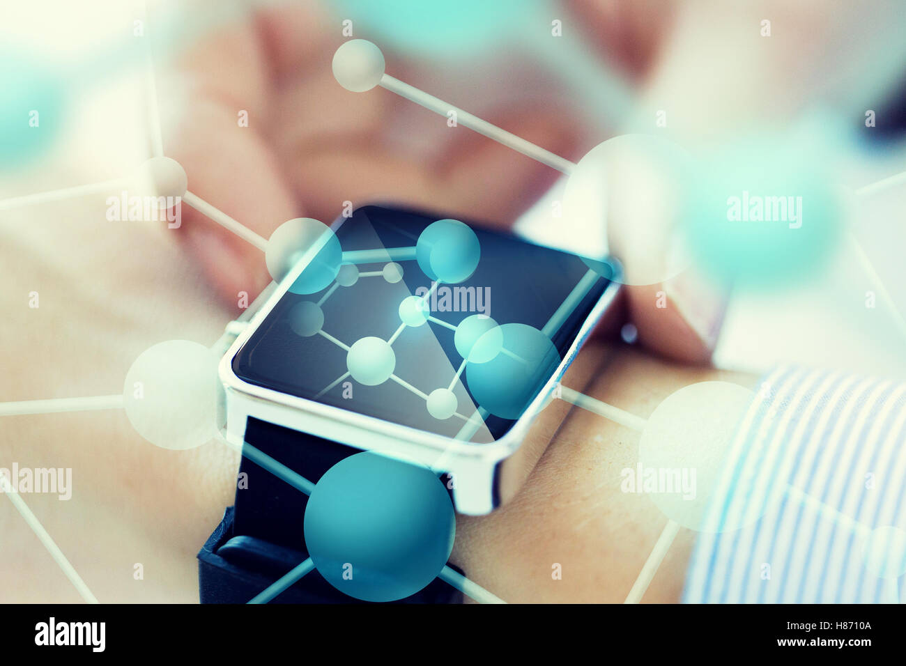 Nahaufnahme von Händen mit Molekülen auf smartwatch Stockfoto