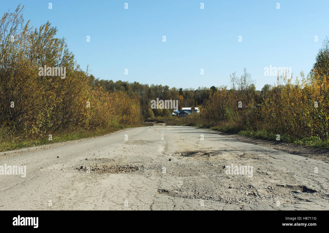 Große Grube auf der alten Straße Stockfoto