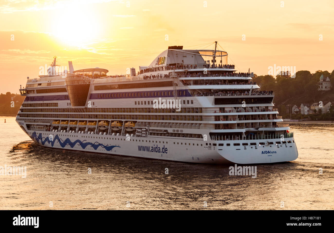 Kreuzfahrtschiff AIDAluna verlässt Hamburg Stockfoto