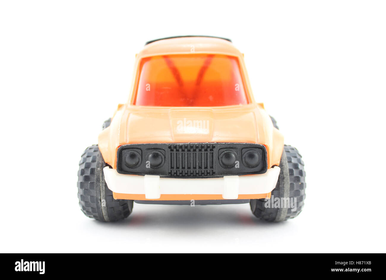 Alte abgenutzte Spielzeugauto auf weißem Hintergrund Stockfoto