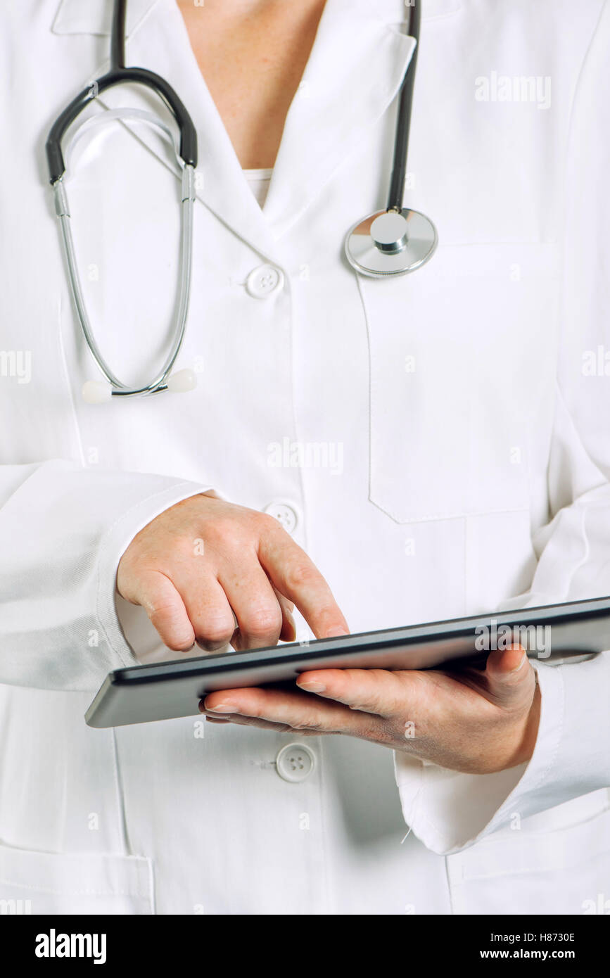 Weibliche Allgemeinmedizin mit Tablet-Computer im Krankenhaus Büro Stockfoto