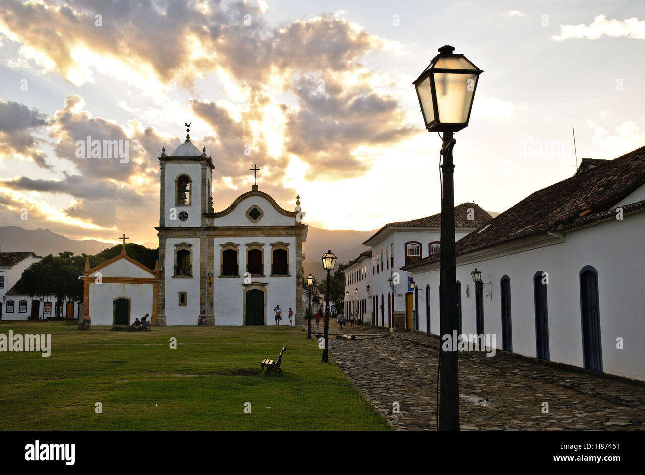 Kirche "Santa Rita de Cássia" in Paraty, Rio De Janeiro, in der Dämmerung. Stockfoto