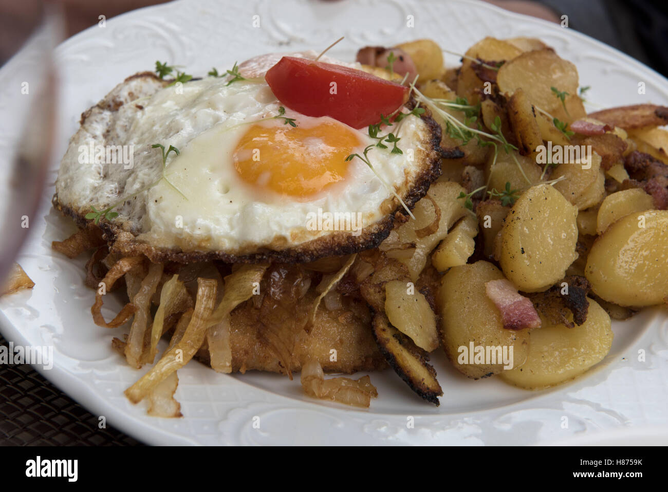 Essen auf einem Teller in Deutschland. September 2016. Herzhafte Gerichte in Hillesheim, Deutschland. Stockfoto