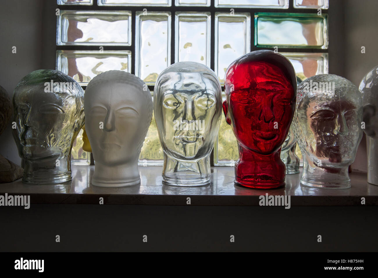 Glas-Köpfe auf dem Display in einem Haus in Deutschland. September 2016 Stockfoto