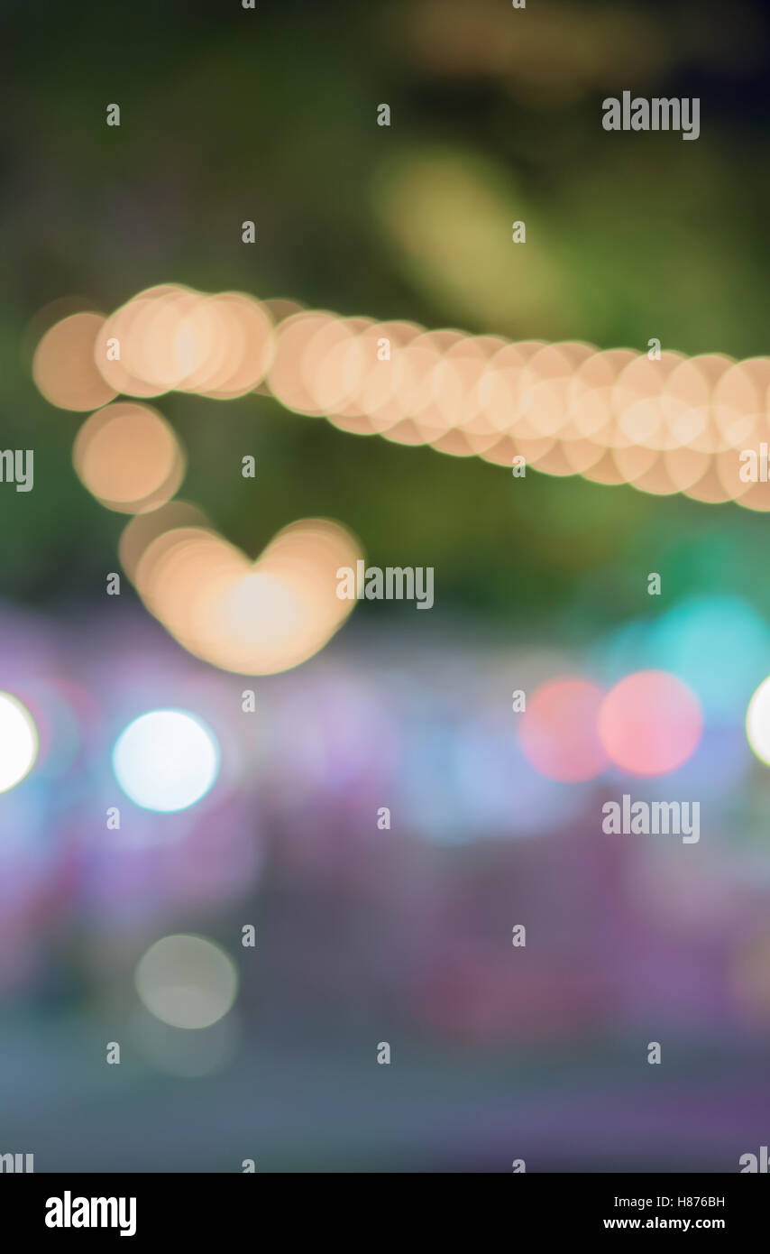 Unscharfes Licht in Stadt mit wenig Herz abstrakte Textur Hintergrund Stockfoto