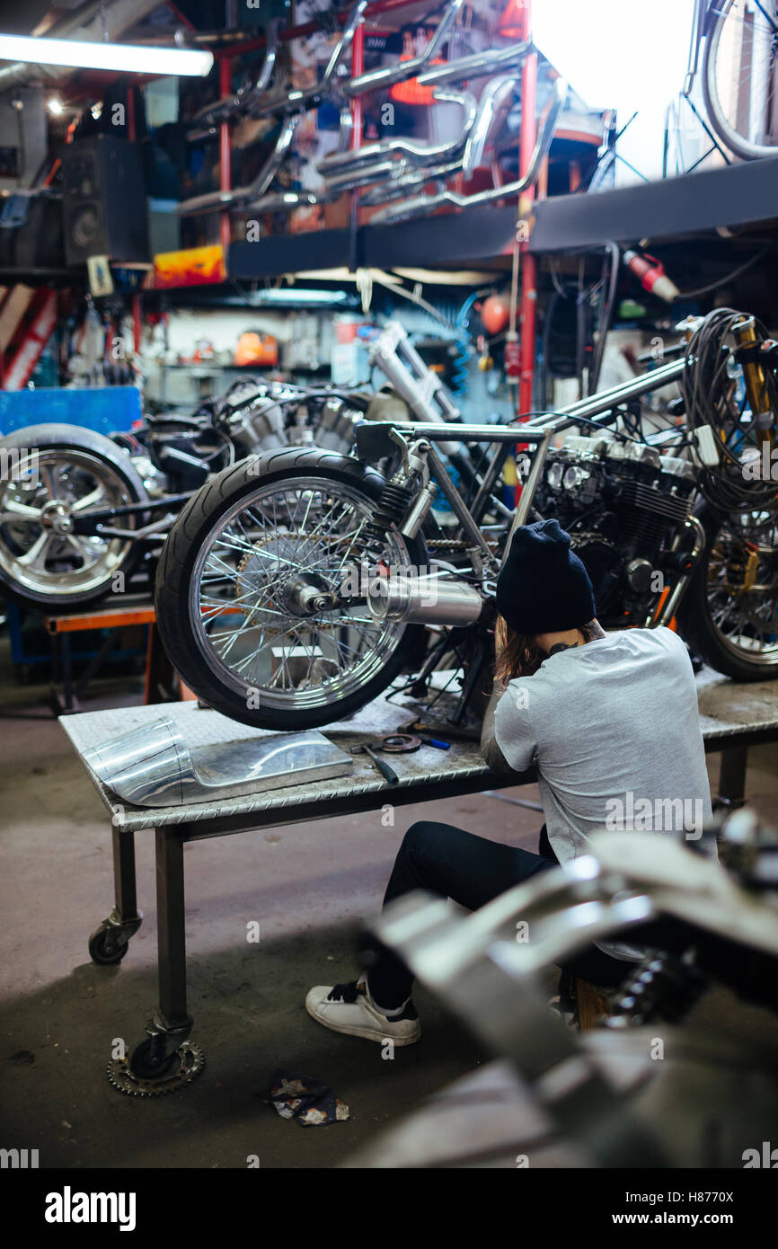 Techniker Mann arbeiten Motorrad Rad hat Speichen weben auf