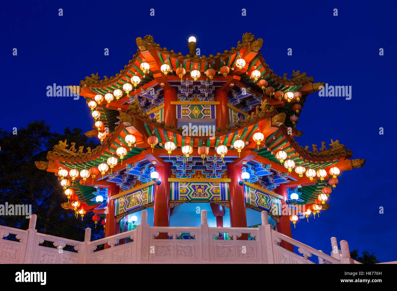 Abenddämmerung Blick auf Thean Hou Tempel beleuchtet für das Mid-Autumn Festival in Kuala Lumpur, Malaysia. Stockfoto