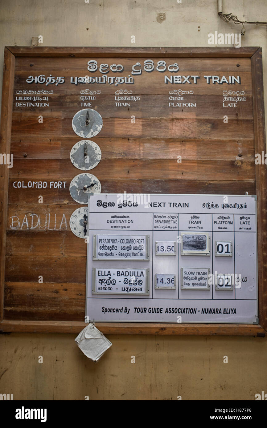 Zug Fahrplan Board Nuwera Elya Bahnhof in Sri Lanka Stockfoto