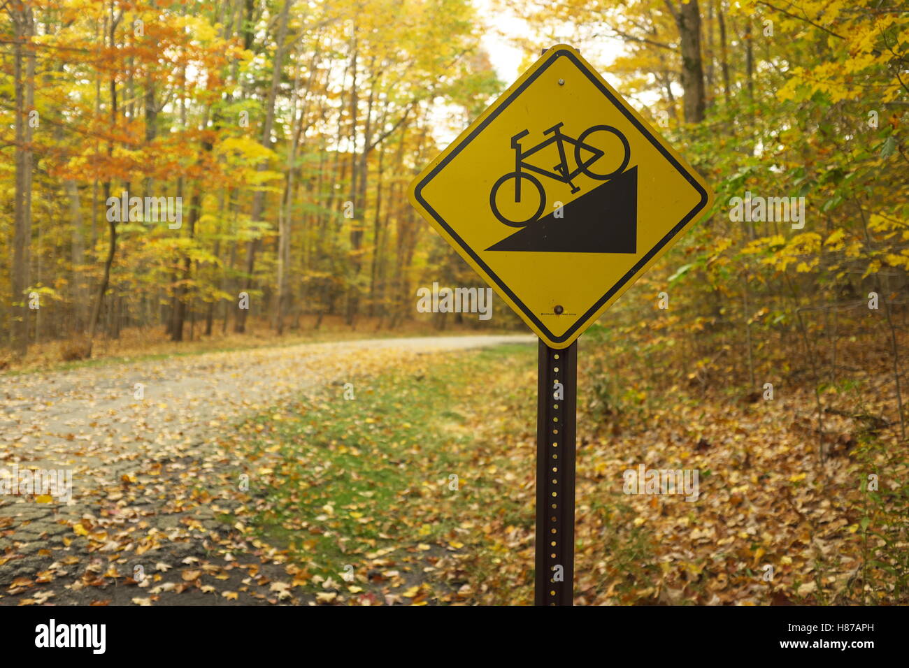 Downhillbiking-Schild im öffentlichen Park Warnung vor anstehender steiler Talfahrt im Park in Cleveland, Ohio, USA. Stockfoto