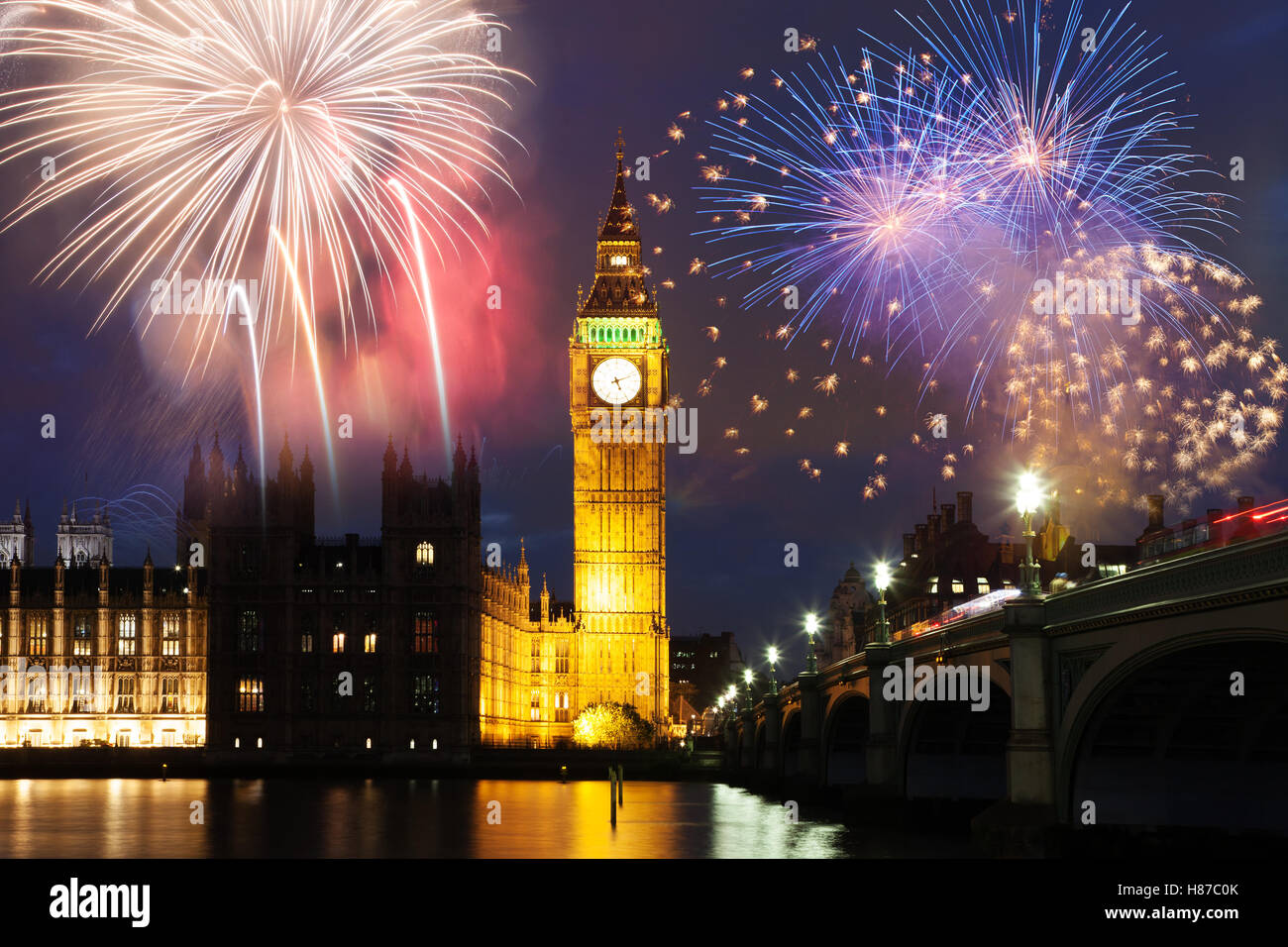 explosive Feuerwerk rund um Big Ben. Silvester in der Stadt - Feier Hintergrund Stockfoto