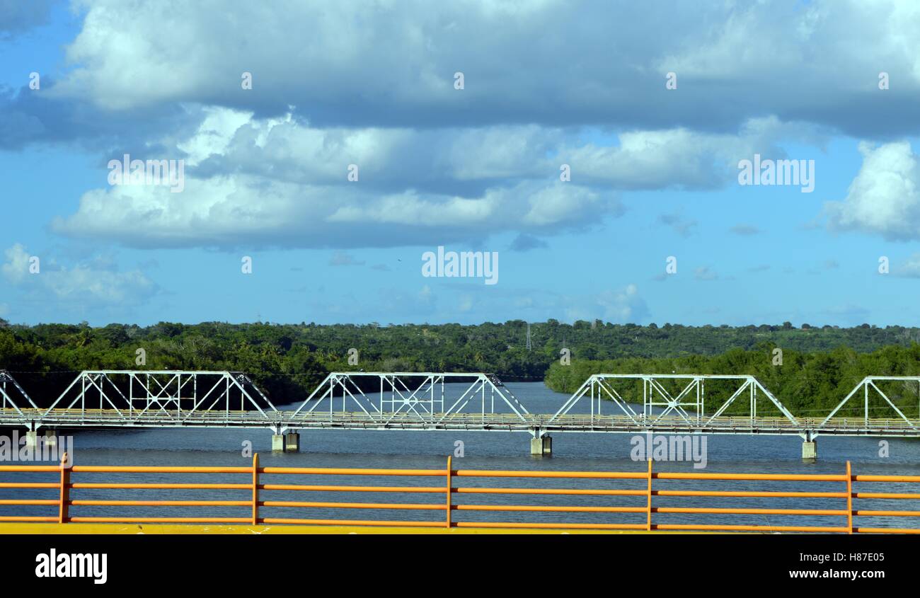 Metallbrücke auf Stelzen mit Blick auf einen Fluss Stockfoto