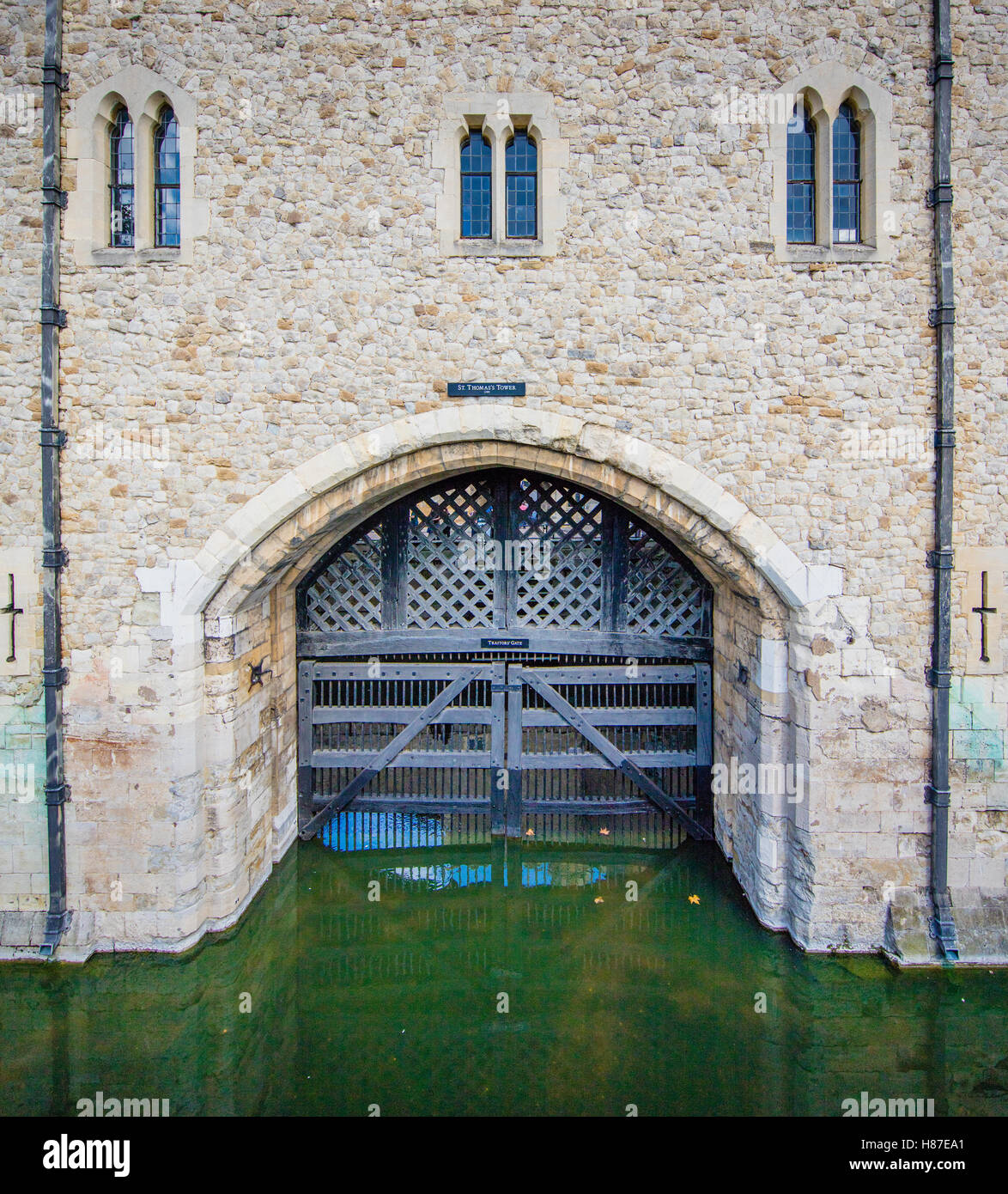 Des Verräters Tor befindet sich der Eingang zu den Tower of London von der Themse und war der übliche Eingang für Gefangene - London UK Stockfoto