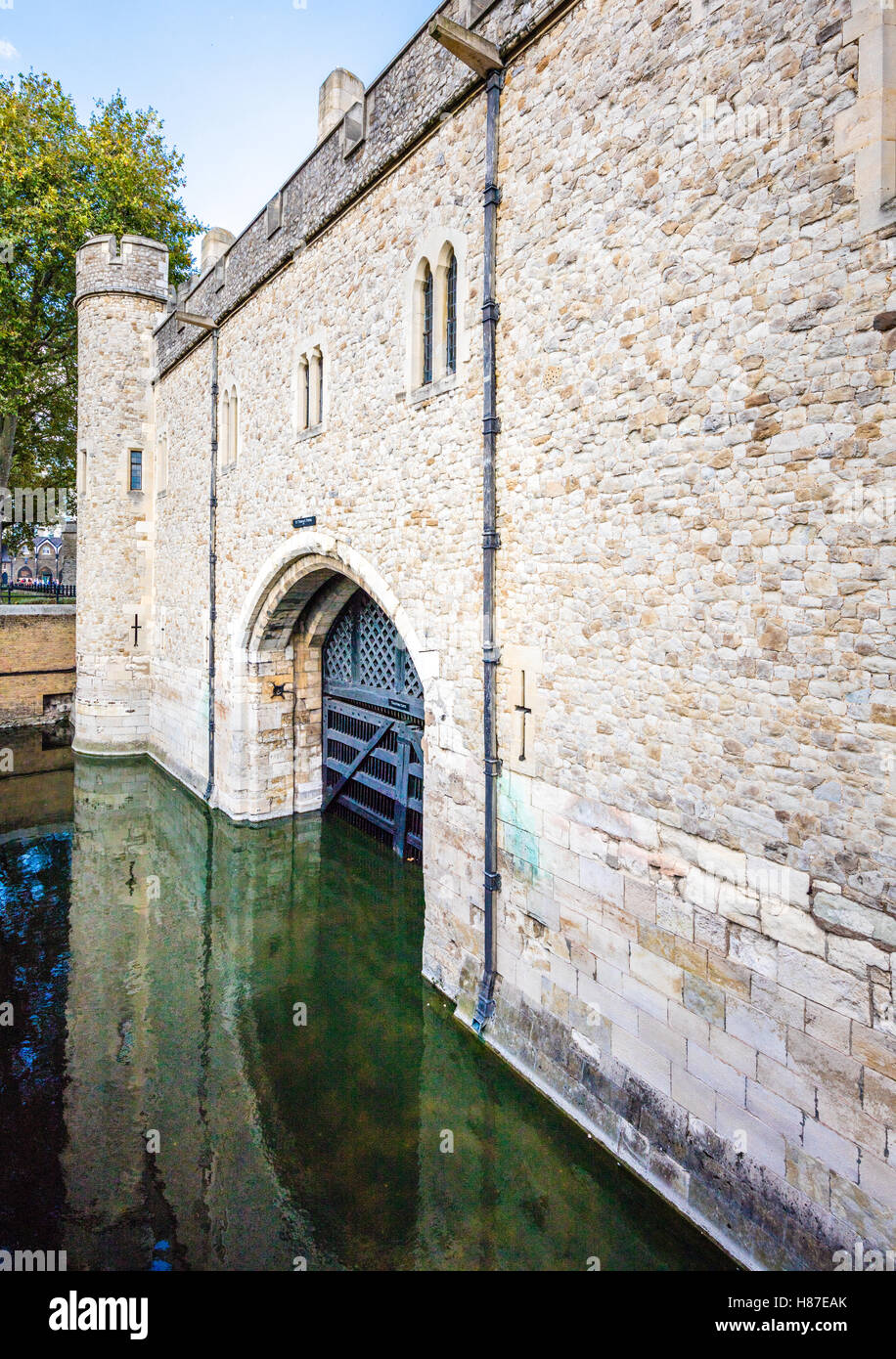 Des Verräters Tor befindet sich der Eingang zu den Tower of London von der Themse und war der übliche Eingang für Gefangene - London UK Stockfoto