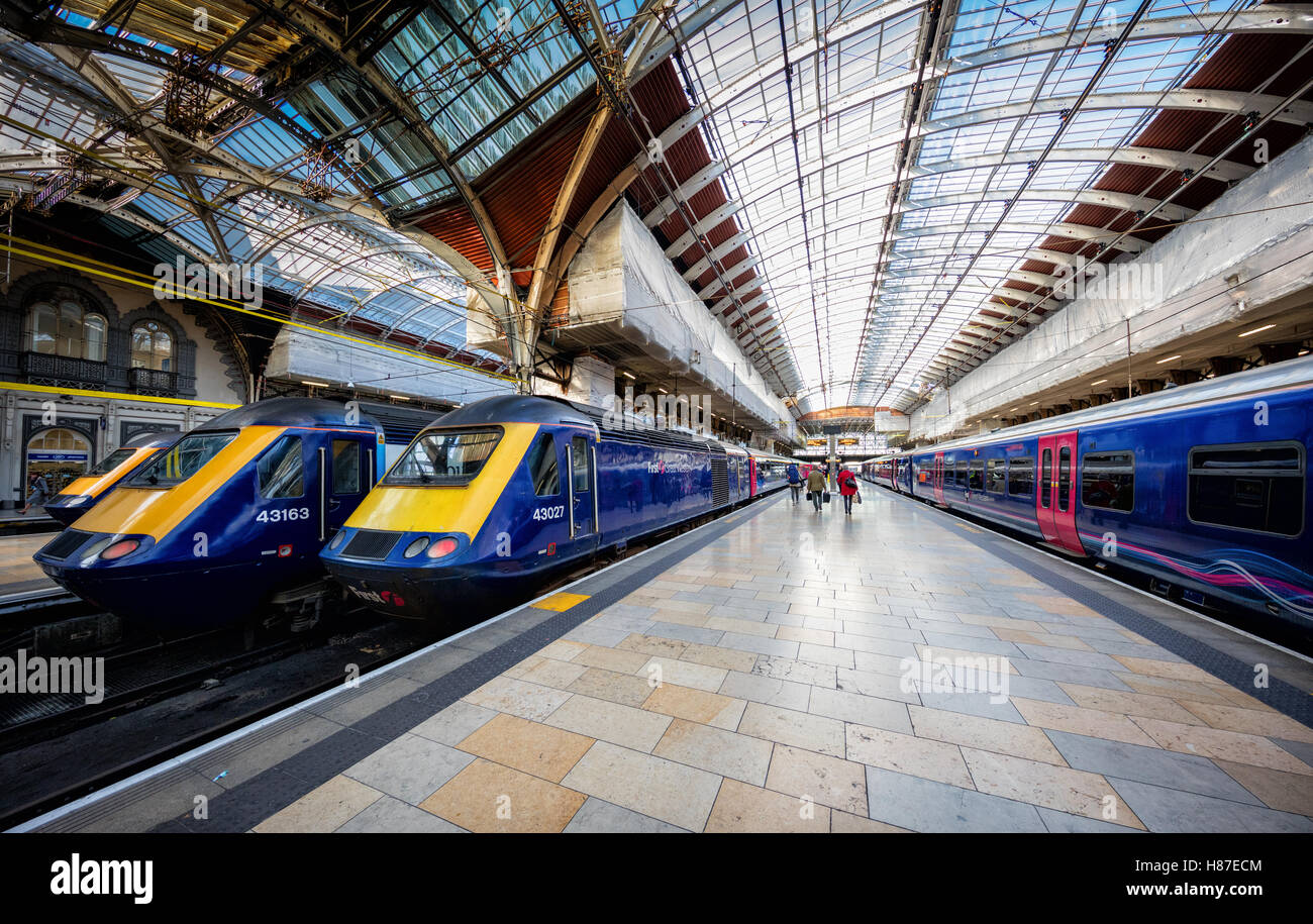 Paddington Station London Plattform mit Züge warten auf boarding Stockfoto